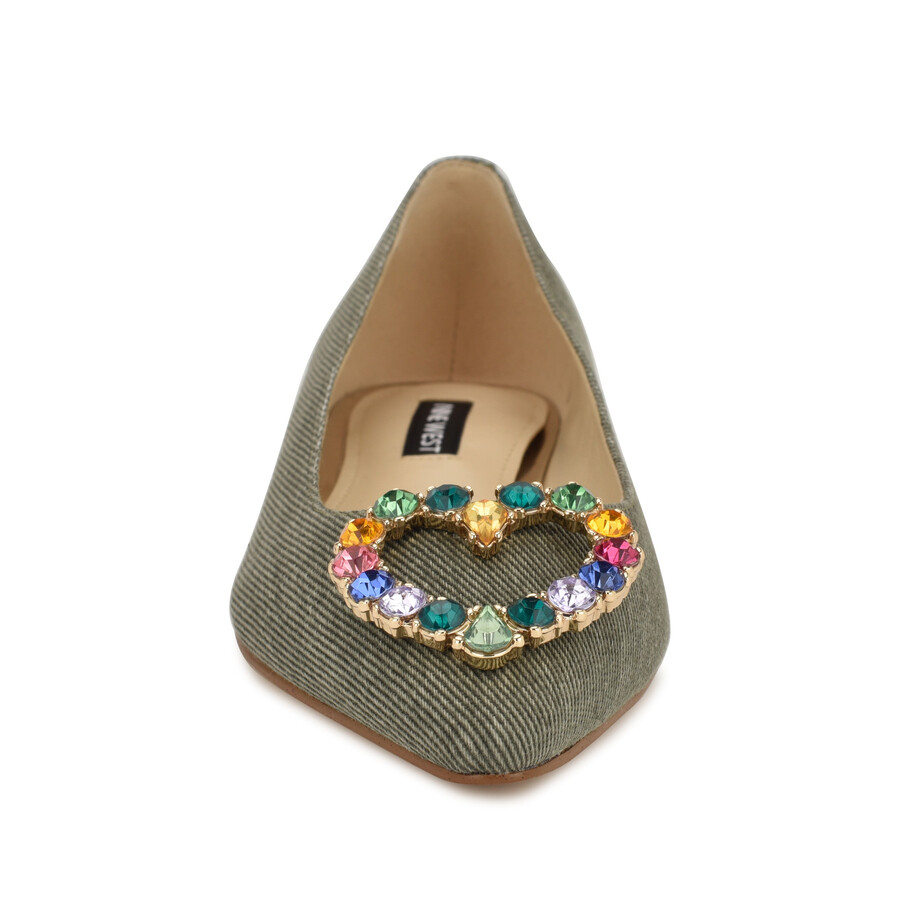 flache schuhe mit spitzer zehenpartie und herzen