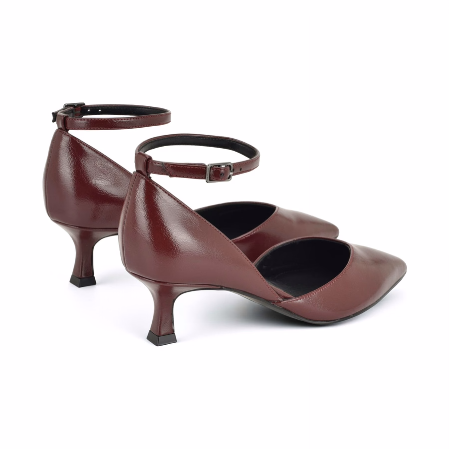Kory Kitten Heel Pumps – Dunkelrotes Crinkle-Lackleder